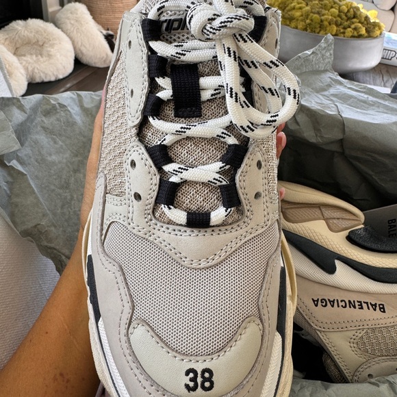 BALENCIAGA TRIPLE SNEAKER
DOU.FOA.MESH/HONEY COMB MESH/ME BEIGE BLACKK 38. - Picture 4 of 7